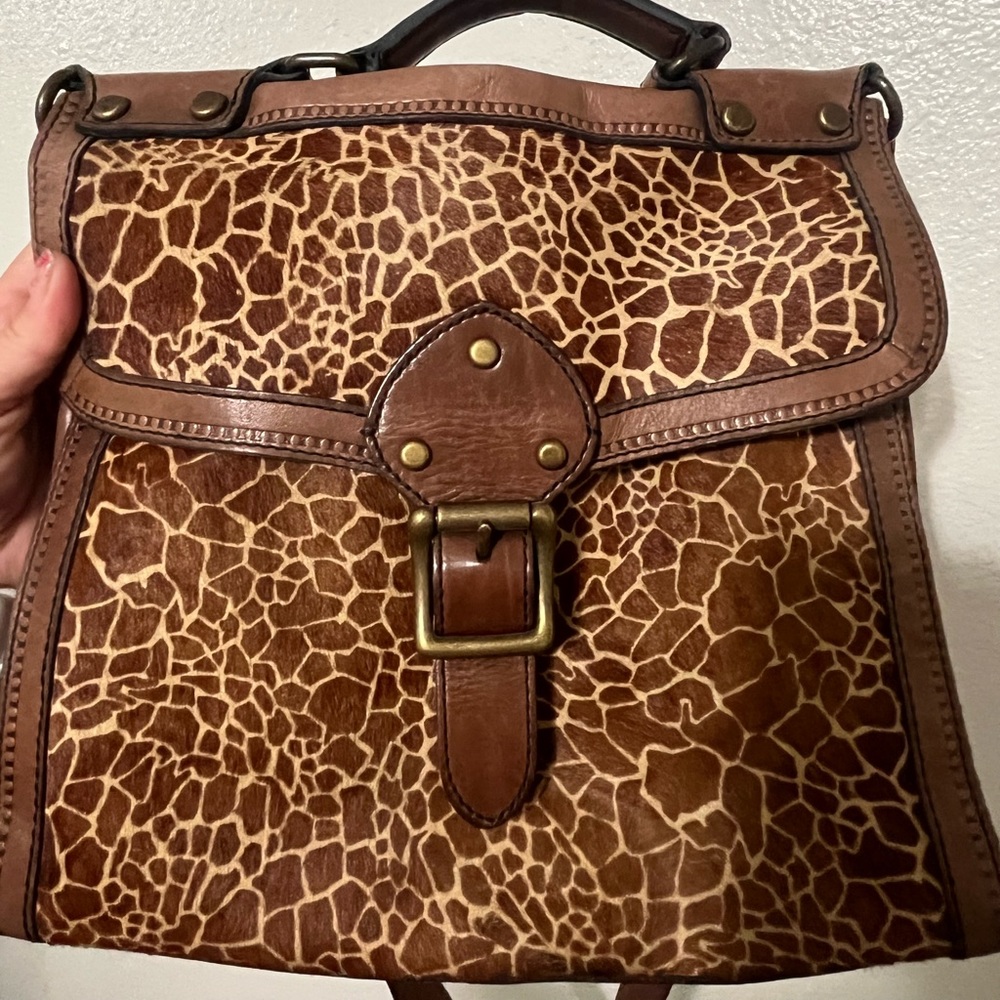 Fossil cross body purse. Giraffe print. Beautiful condition.
